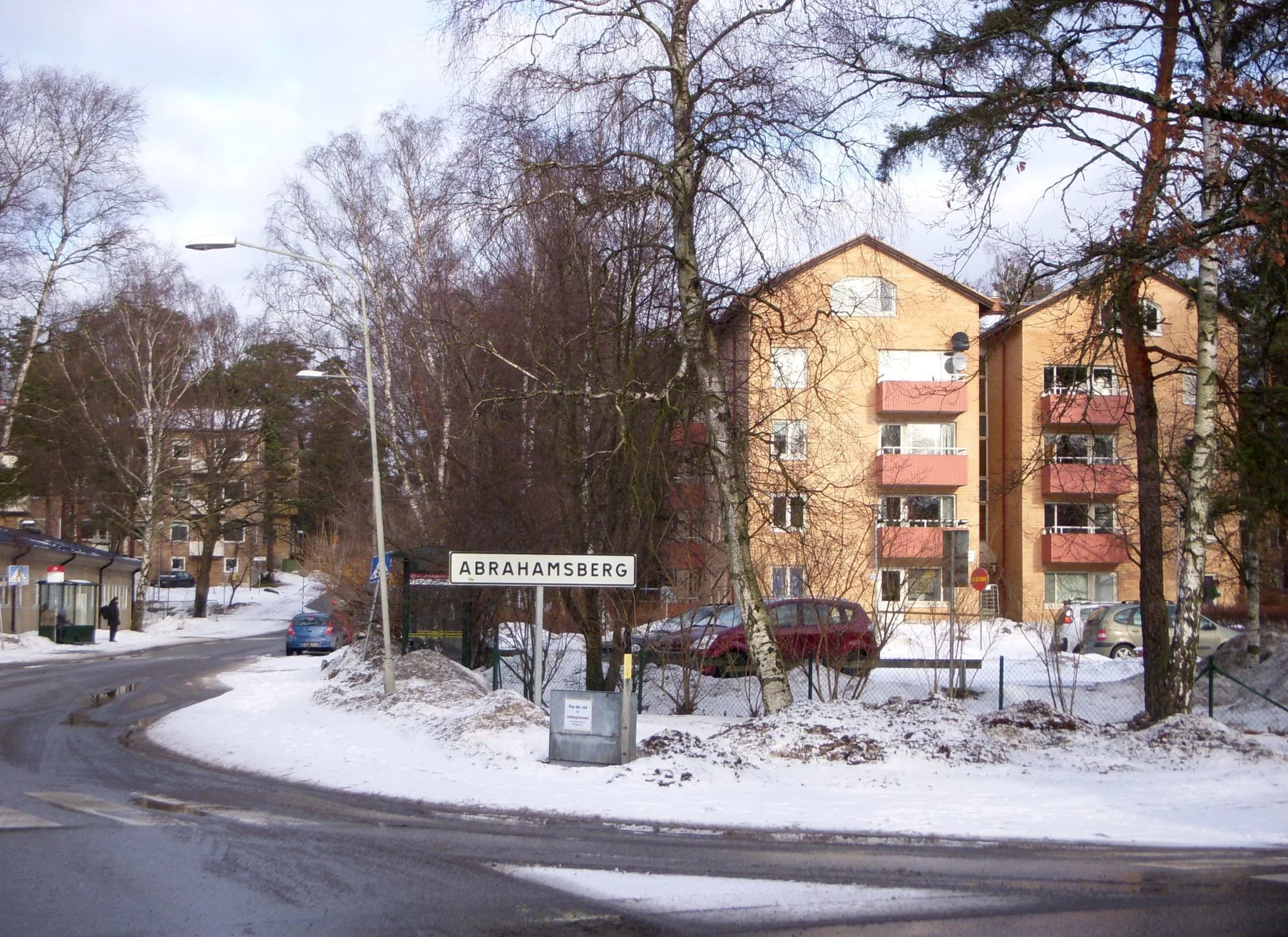 Bostadshus och Abrahamsbergs skylt en vinterdag