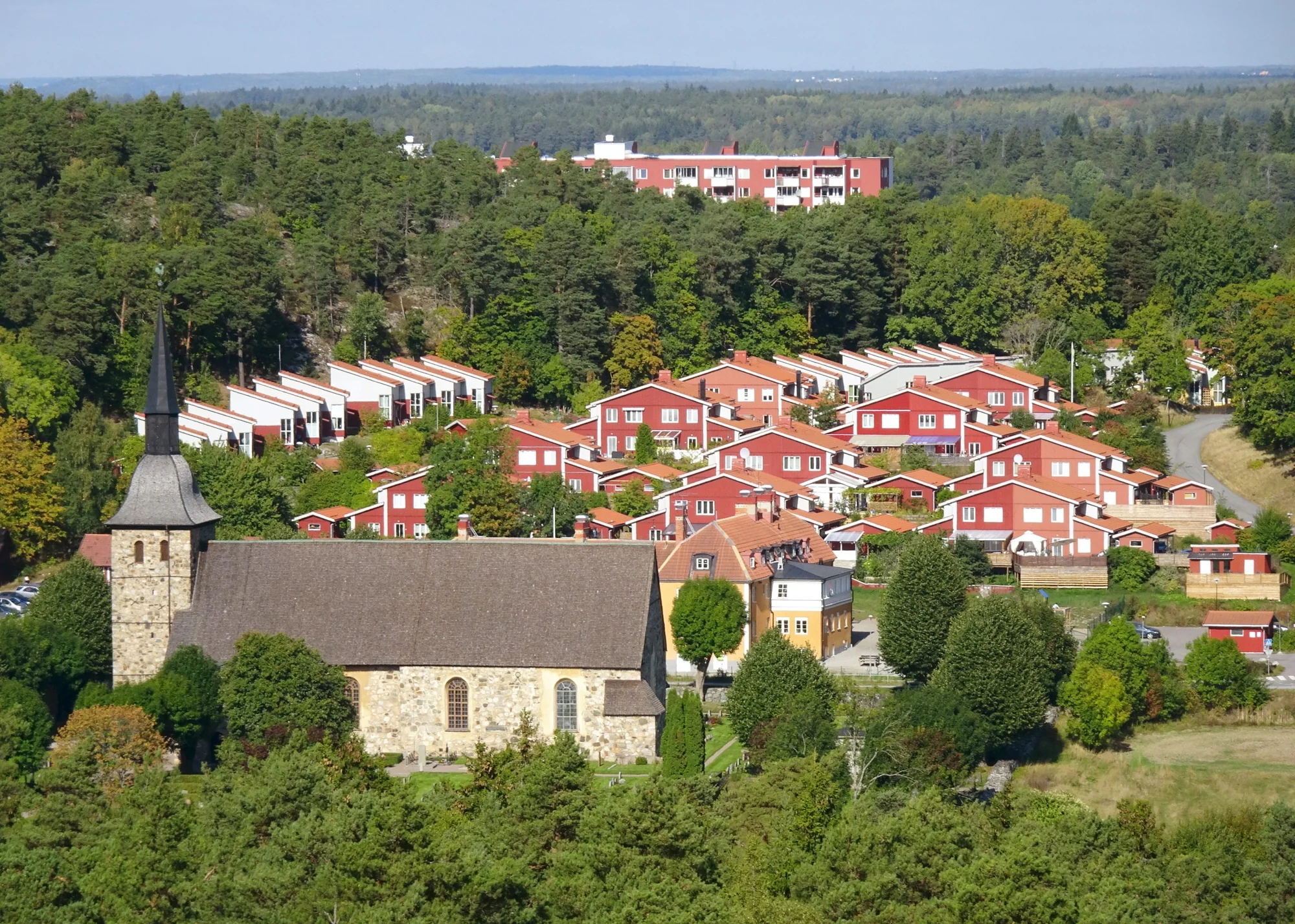 Botkyrka kyrka och radhus från ovan