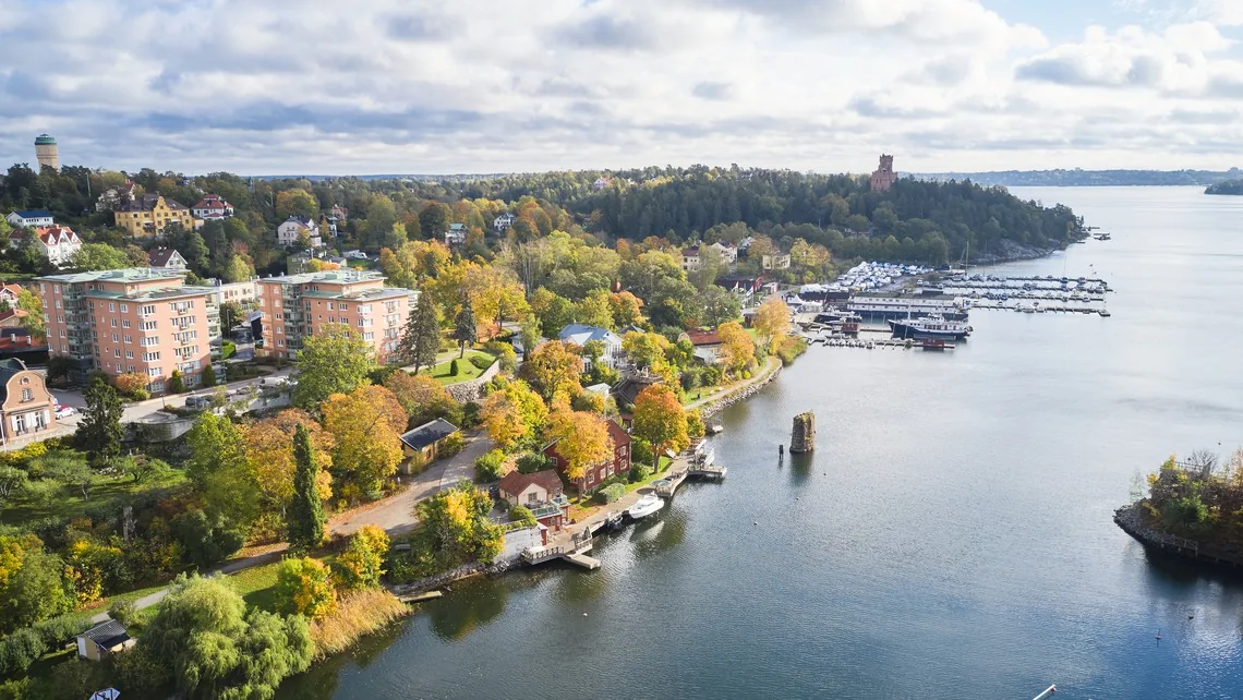 Bebyggelse och båthamn vid vattnet i Danderyd