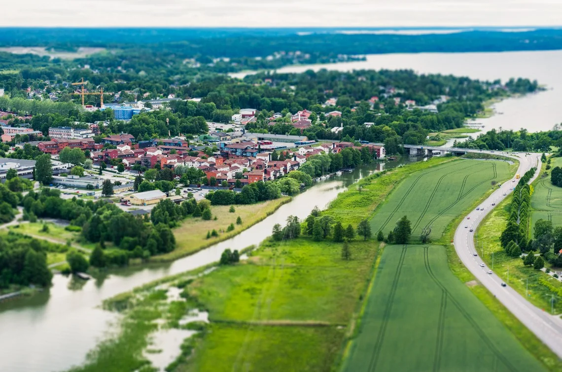 Flygbild över Ekerö med åkrar och vatten