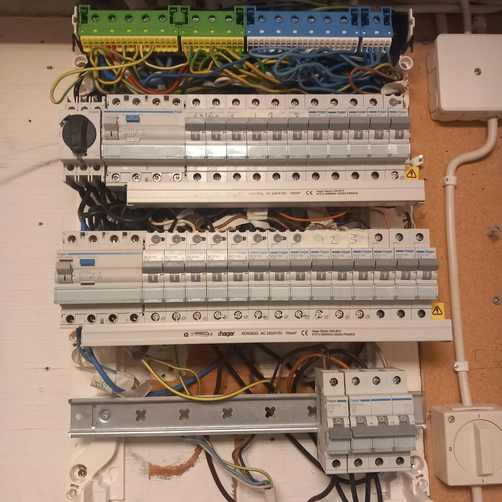 Öppen elcentral under installation