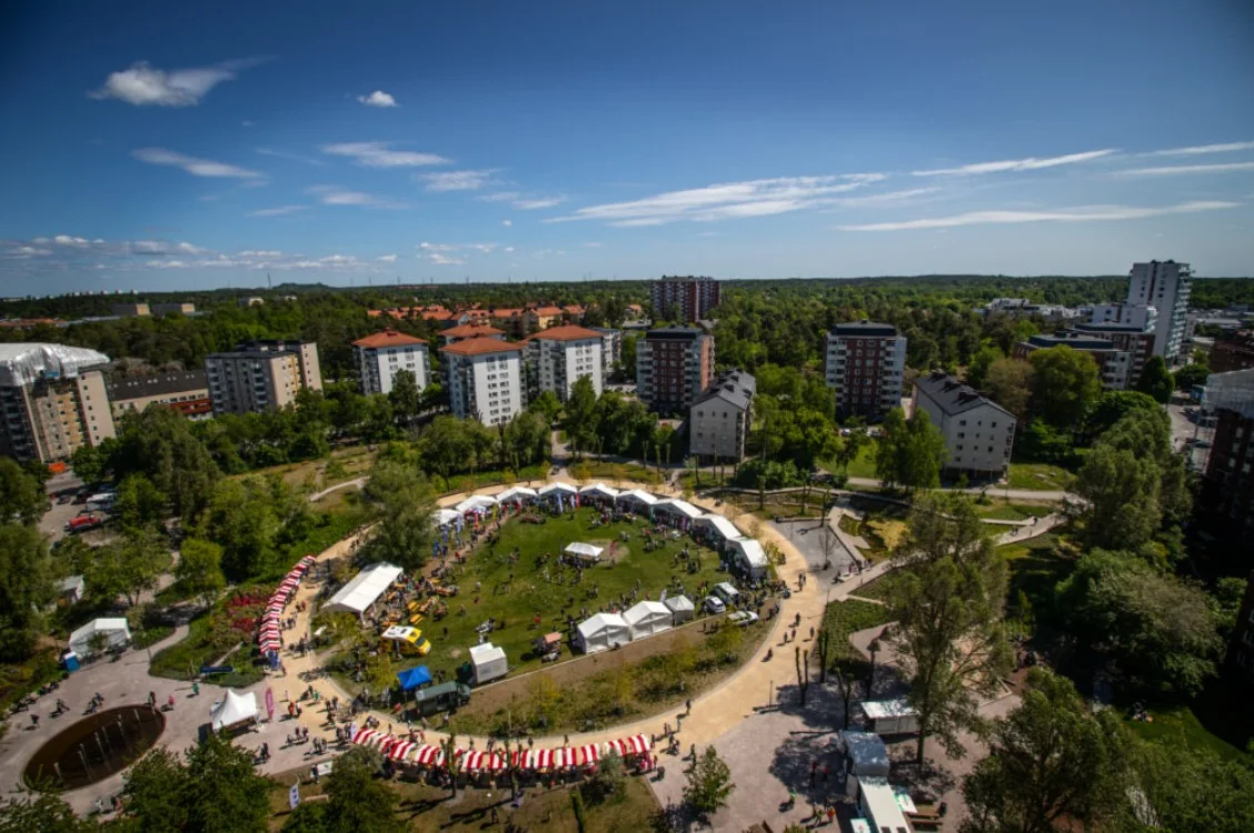 Flygbild över park och bostäder i Huddinge