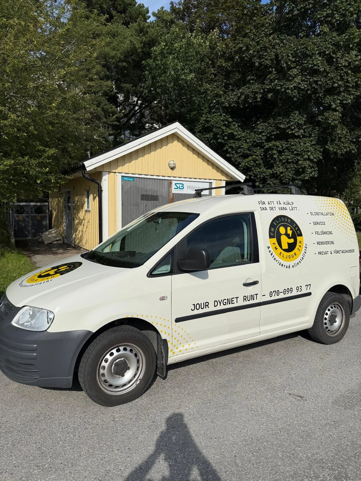 FM Eljours servicebil utanför ett garage