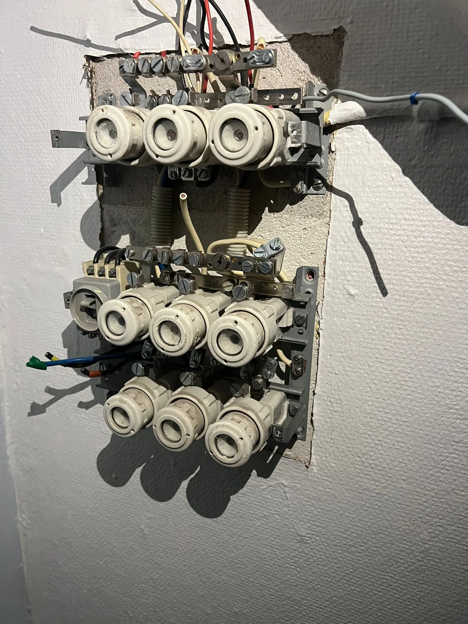 Gammalt proppskåp med porslinssäkringar