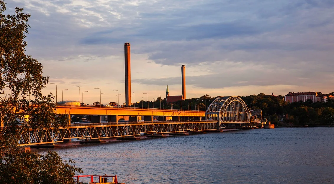 Lidingöbron i kvällsljus