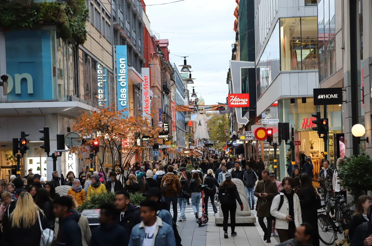 Drottninggatan på Norrmalm full av folk