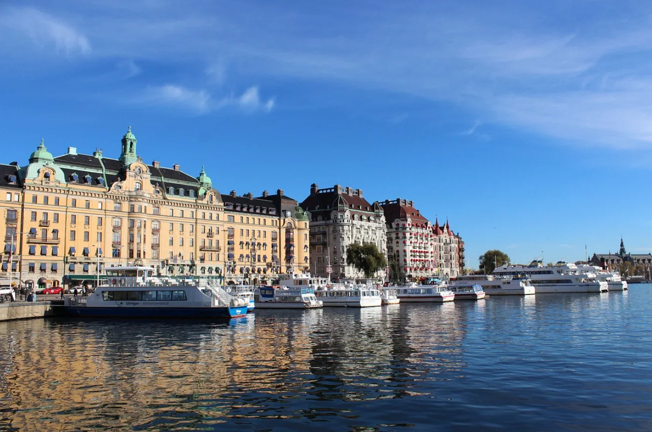 Strandvägen på Östermalm med båtar vid kajen