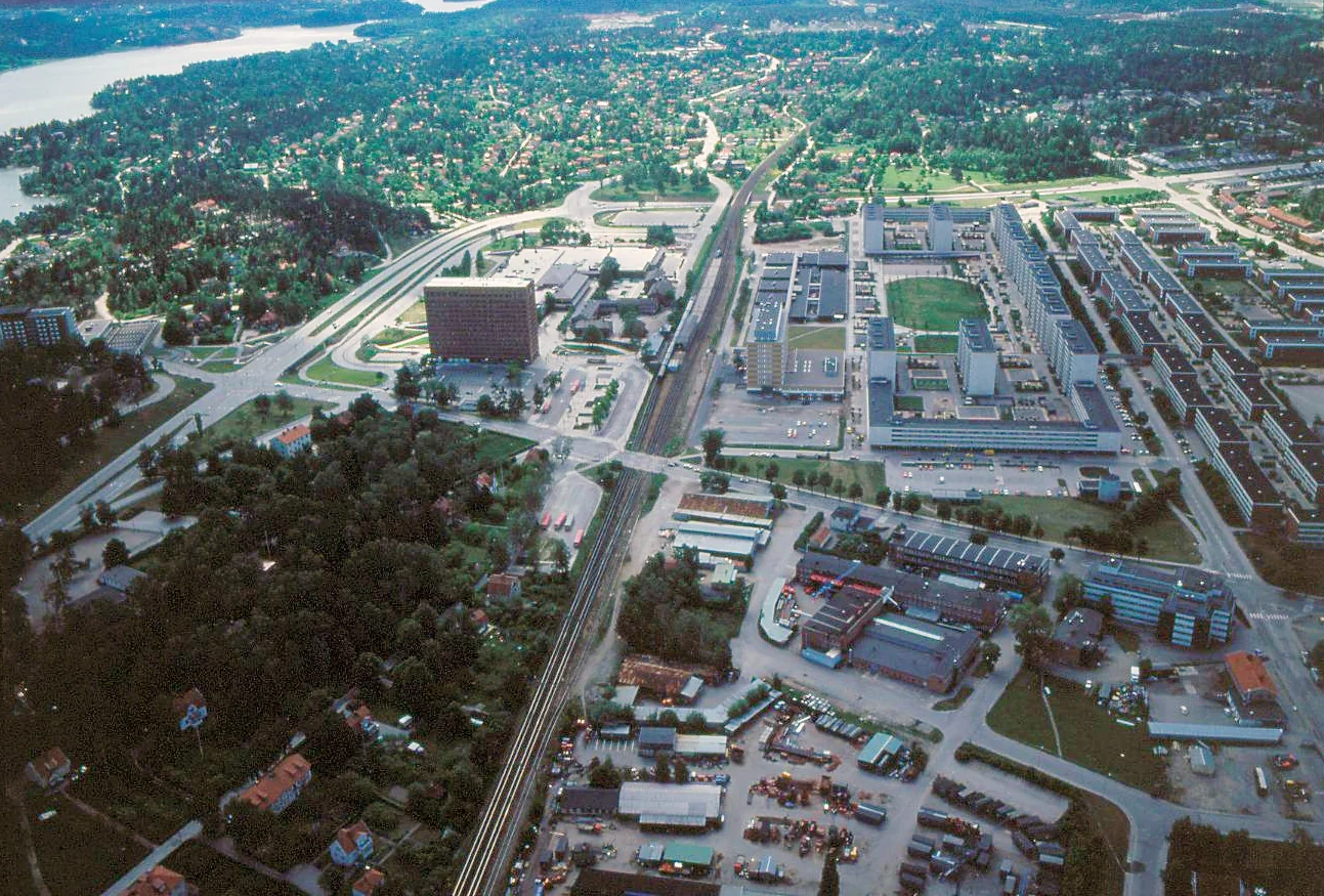 Flygbild över Sollentuna med järnväg och bebyggelse