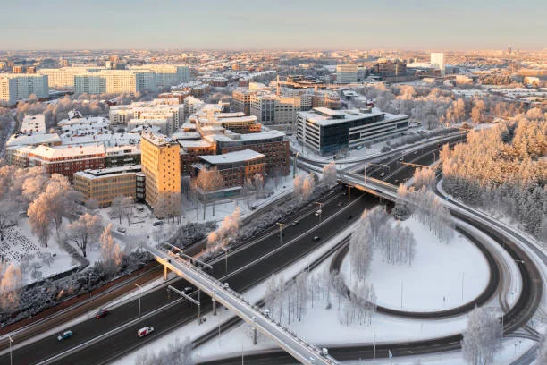Solna en vinterdag med motorväg och kontorshus
