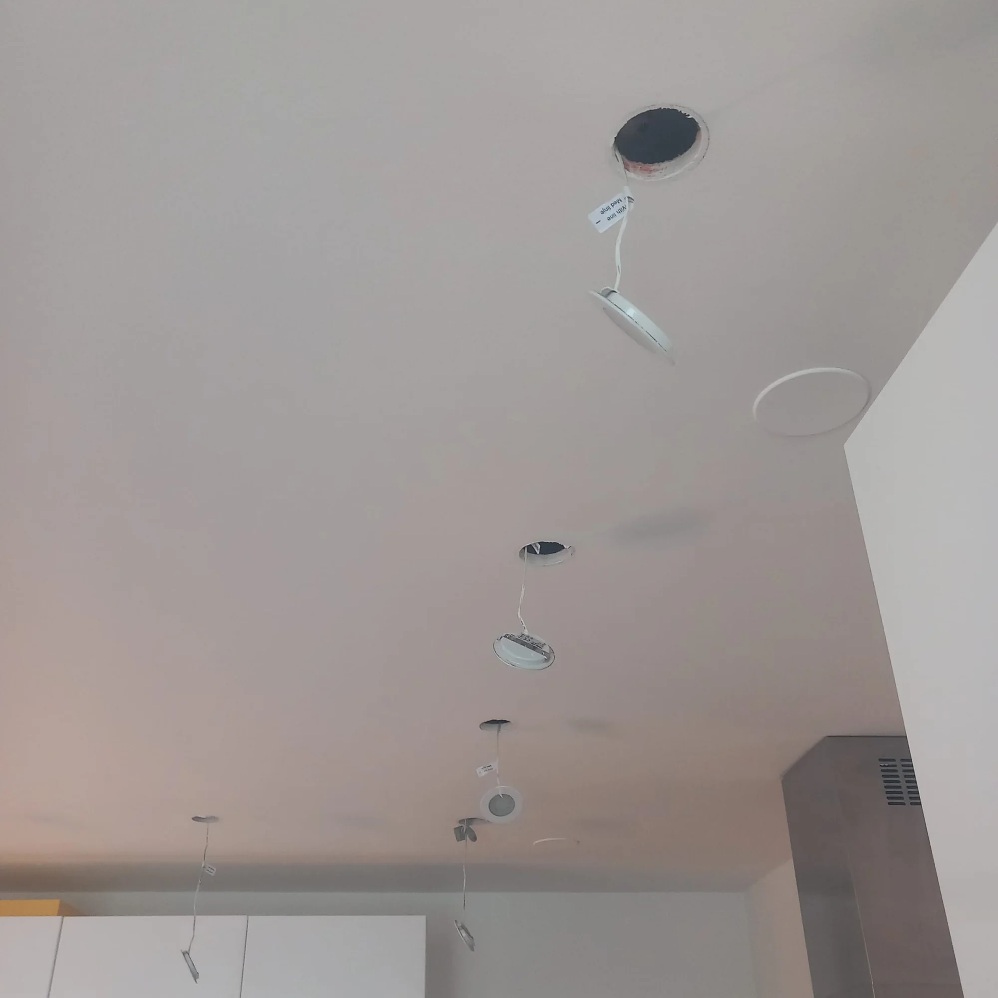 Nymonterade spotlights i ett tak
