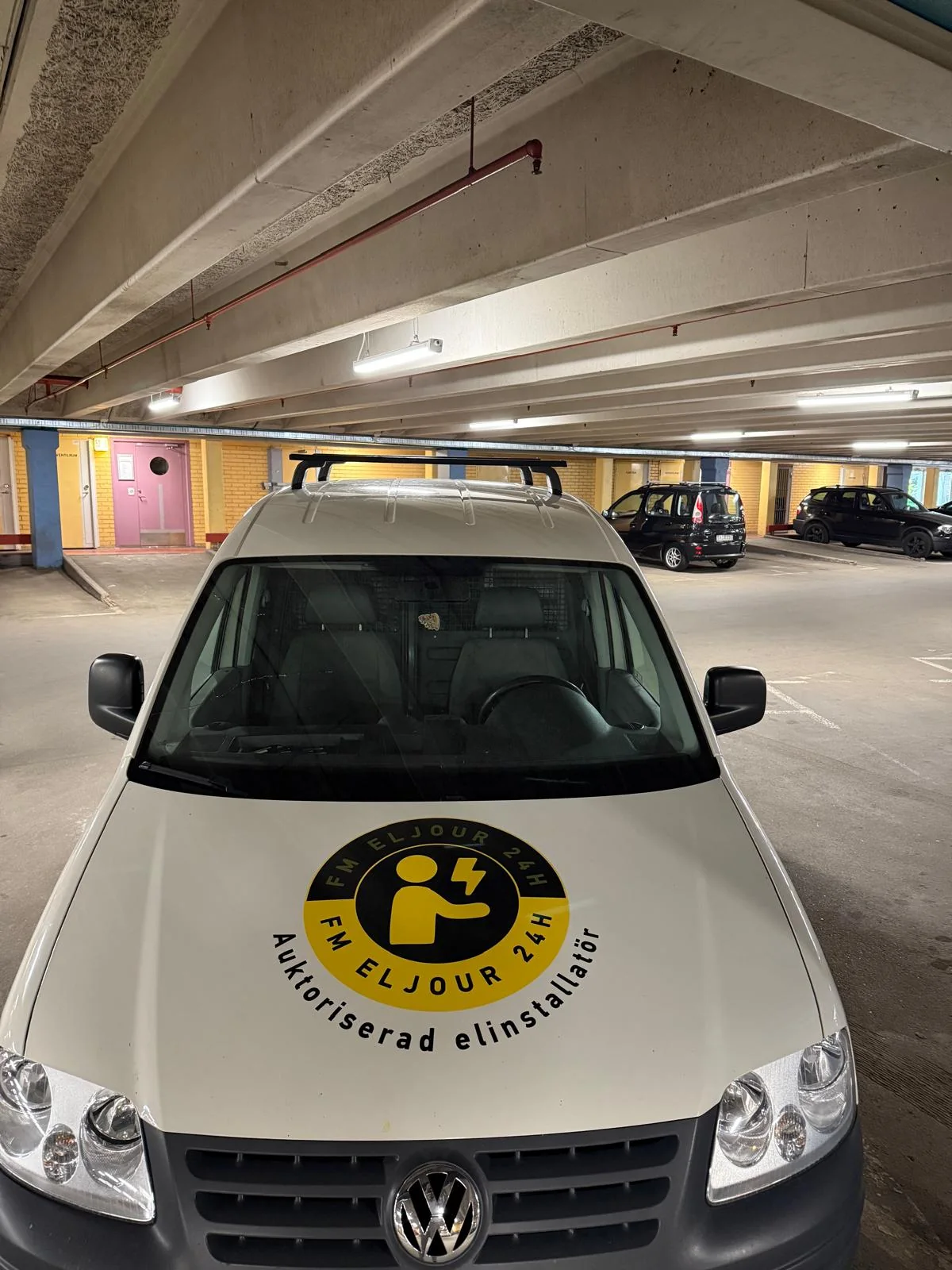 FM Eljours servicebil i ett garage