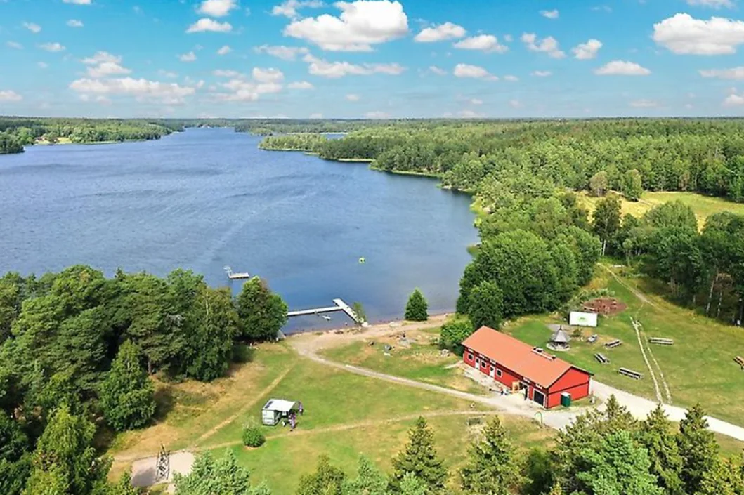 Sjö och röd lada i Upplands-Bro