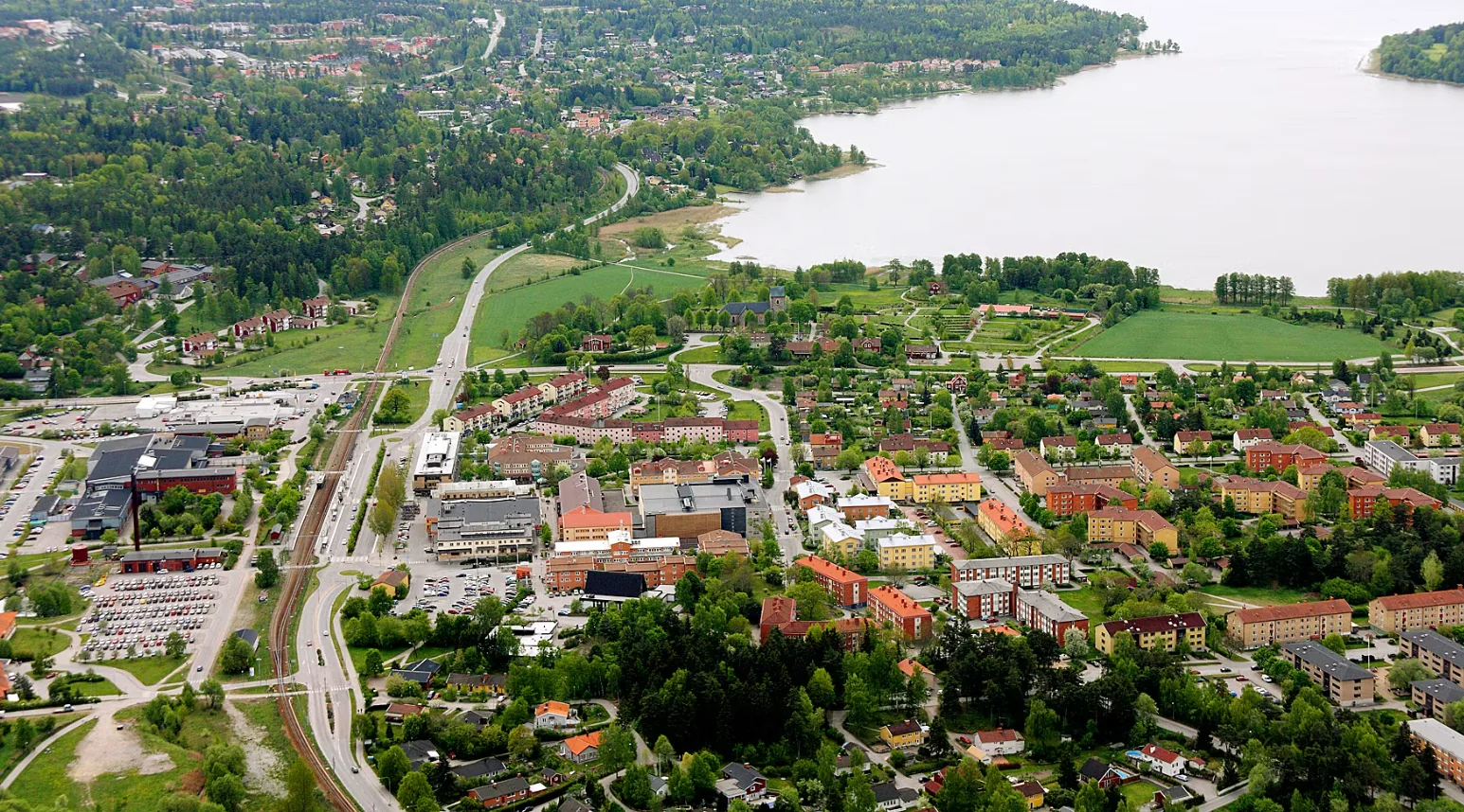 Flygbild över Vallentuna och sjön