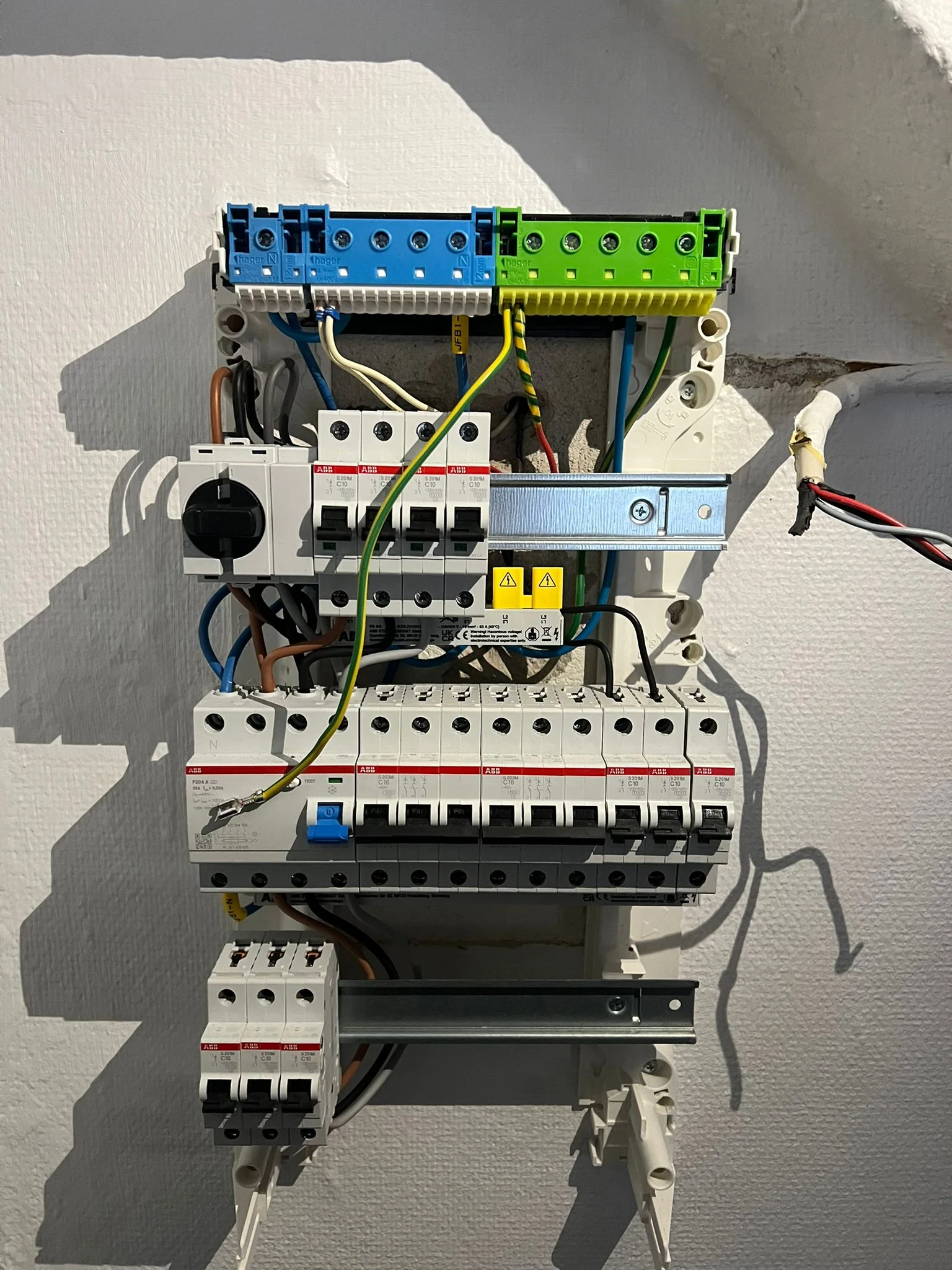 Elcentral under installation med nya kablar