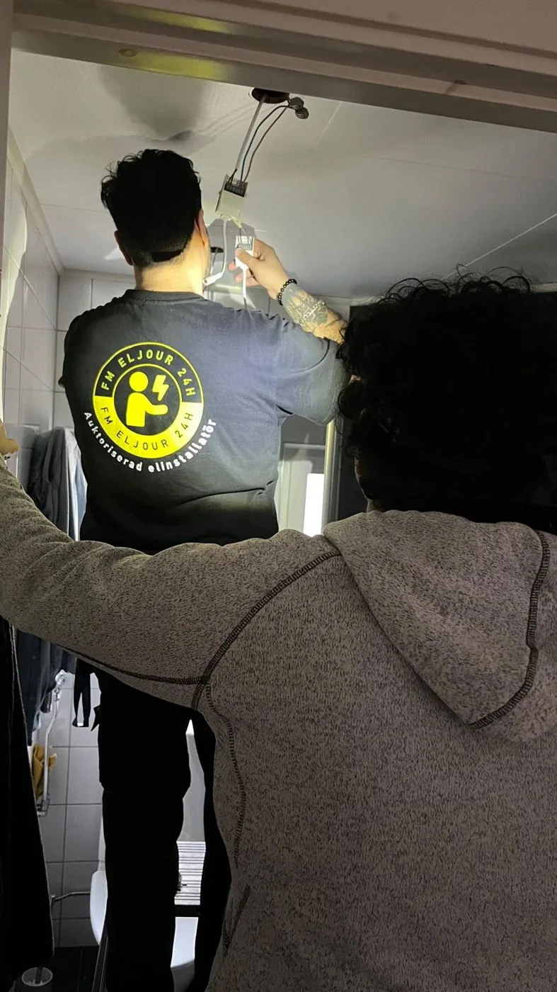 Elektriker från FM Eljour i arbete